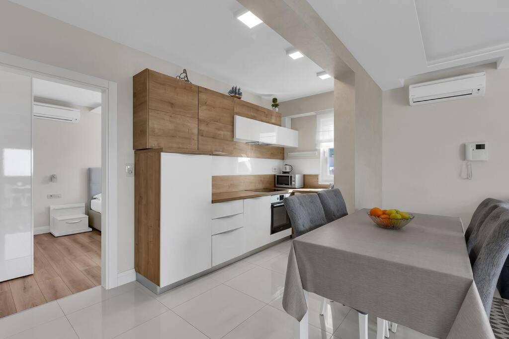 Apartment Hrvoje -Nur 50M Bis Zum Meer - Makarska Exklusiv Promajna Exteriör bild